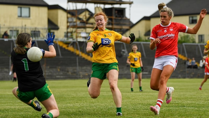 Máire O'Callaghan shoots to score Cork's's third goal past Aoife McColgan of Donegal