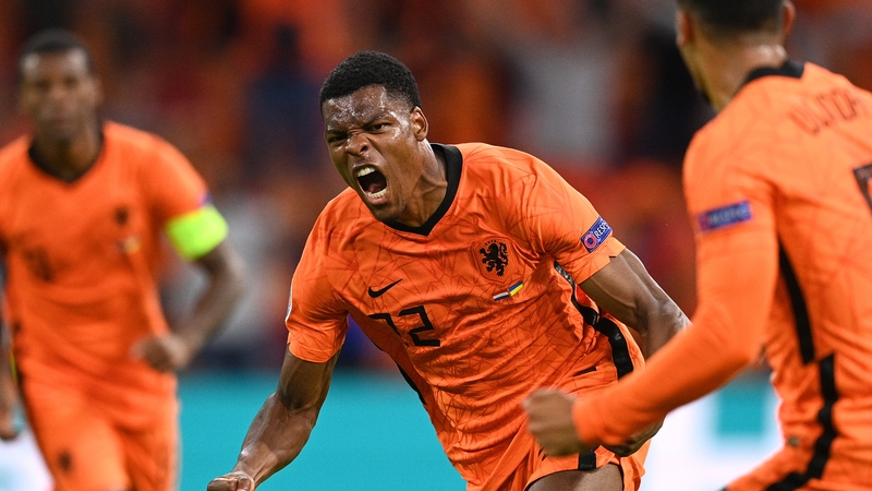 Denzel Dumfries celebrates his late winner