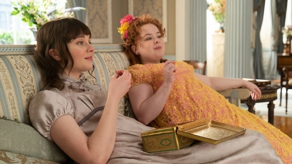(L to R) Claudia Jessie as Eloise Bridgerton and Nicola Coughlan as Penelope Featherington in Bridgerton