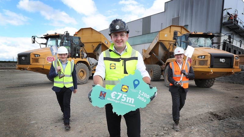 JP Scally, CEO of Lidl Ireland and Northern Ireland (centre) with Peter Burke, TD and Minister of State with responsibility for Local Government and Planning (left) and Donal McCarthy, COO, Sisk, Ireland (right)