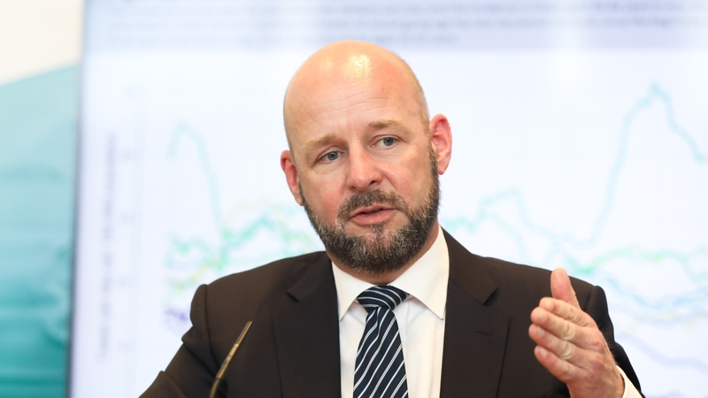 Dúirt an t-abhcóide sinsearach ar son an Ollaimh Nolan, Padraic Lyons, go bhfuil a chliant i dteideal filleadh ar obair, dar leisean, agus go bhfuil sé ríthábhachtach go ndéanfaidh sé amhlaidh.