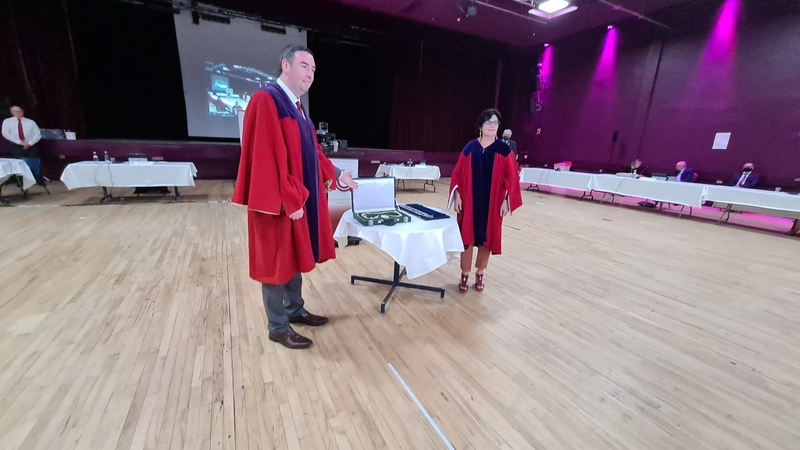Mike Cubbard handed over the chains of office to Ms Connolly at Leisureland today (Pic - Galway City Council)
