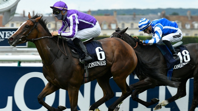 Joan of Arc and Ioritz Mendizabal (L) crosses the finish line ahead of Sibila Spain