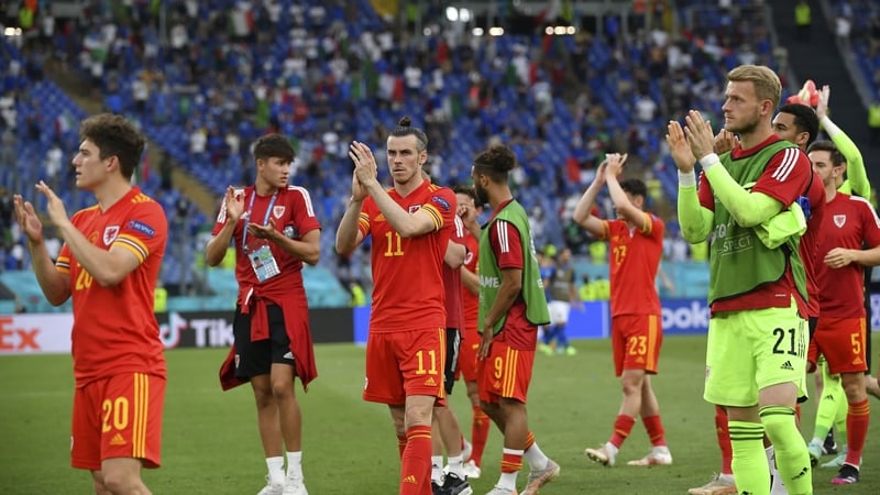 Gareth Bale (C) of Wales and his team-mates applaud fans after their defeat to Italy