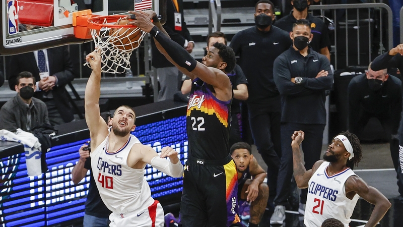 Deandre Ayton dunks the ball over Ivica Zubac
