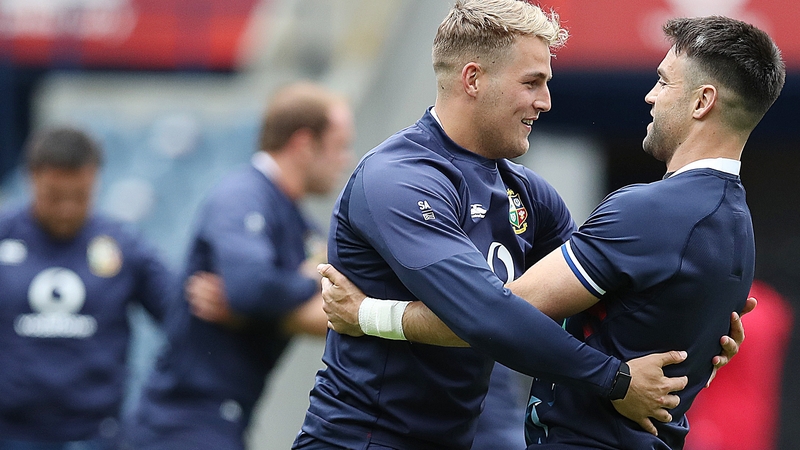 Duhan Van Der Merwe gets to grips with Conor Murray (r)