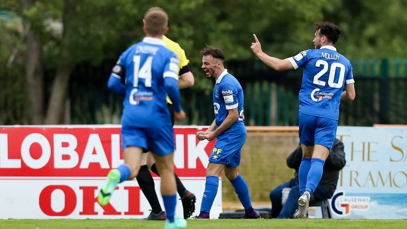 Shane Griffin (c) celenrates his levelling goal