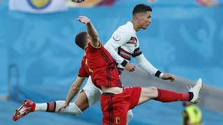 Portugal's forward Cristiano Ronaldo (R) vies with Thomas Vermaelen for possession