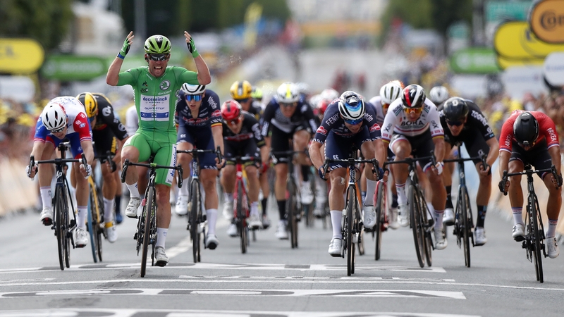 Mark Cavendish pips Jasper Philipsen and Nacer Bouhann at the line