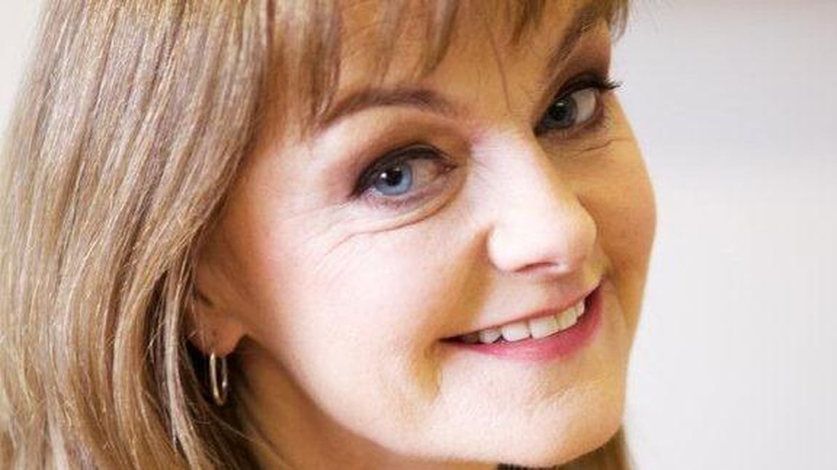 Frances Nic Géadaigh ó sheomra na Nuachta.