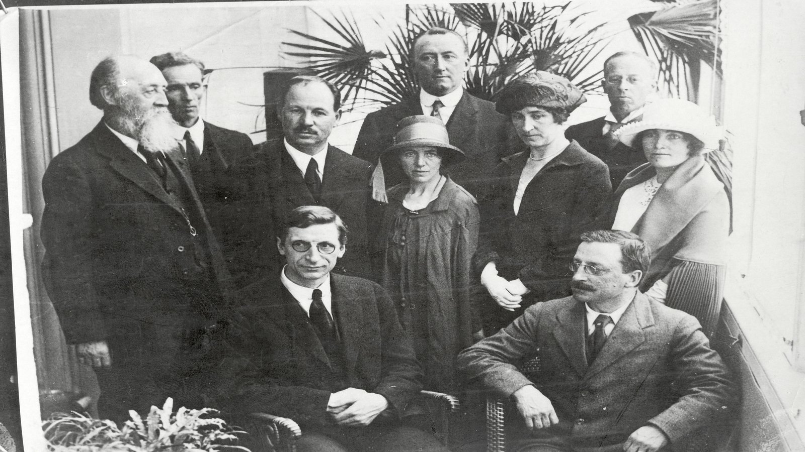 Eamon de Valera, Arthur Griffith and the delegation in London for the first talks with Prime Minister David Lloyd George, just a few days after the declaration of the Truce. (Credit: National Library of Ireland)