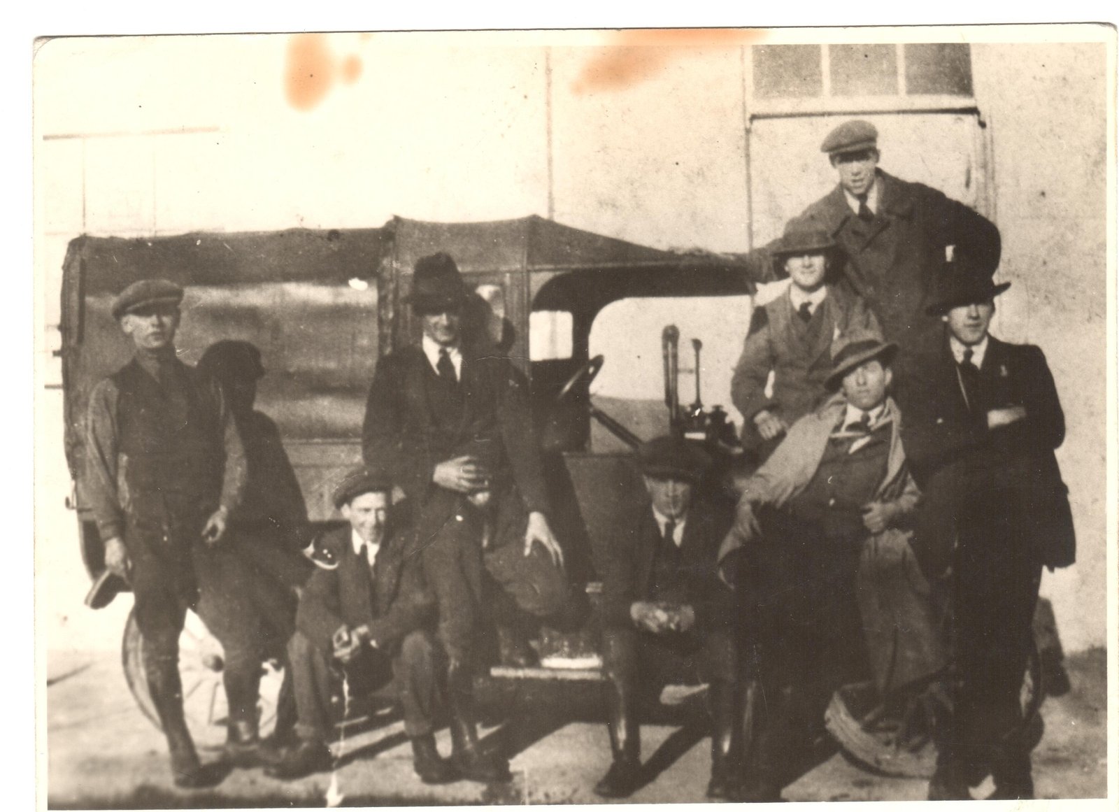 Some in the training camps liked to present a raffish, tough-guy image to the world. (Credit: Courtesy of Kilmainham Gaol Museum KMGLM.19PO-3N22-22)