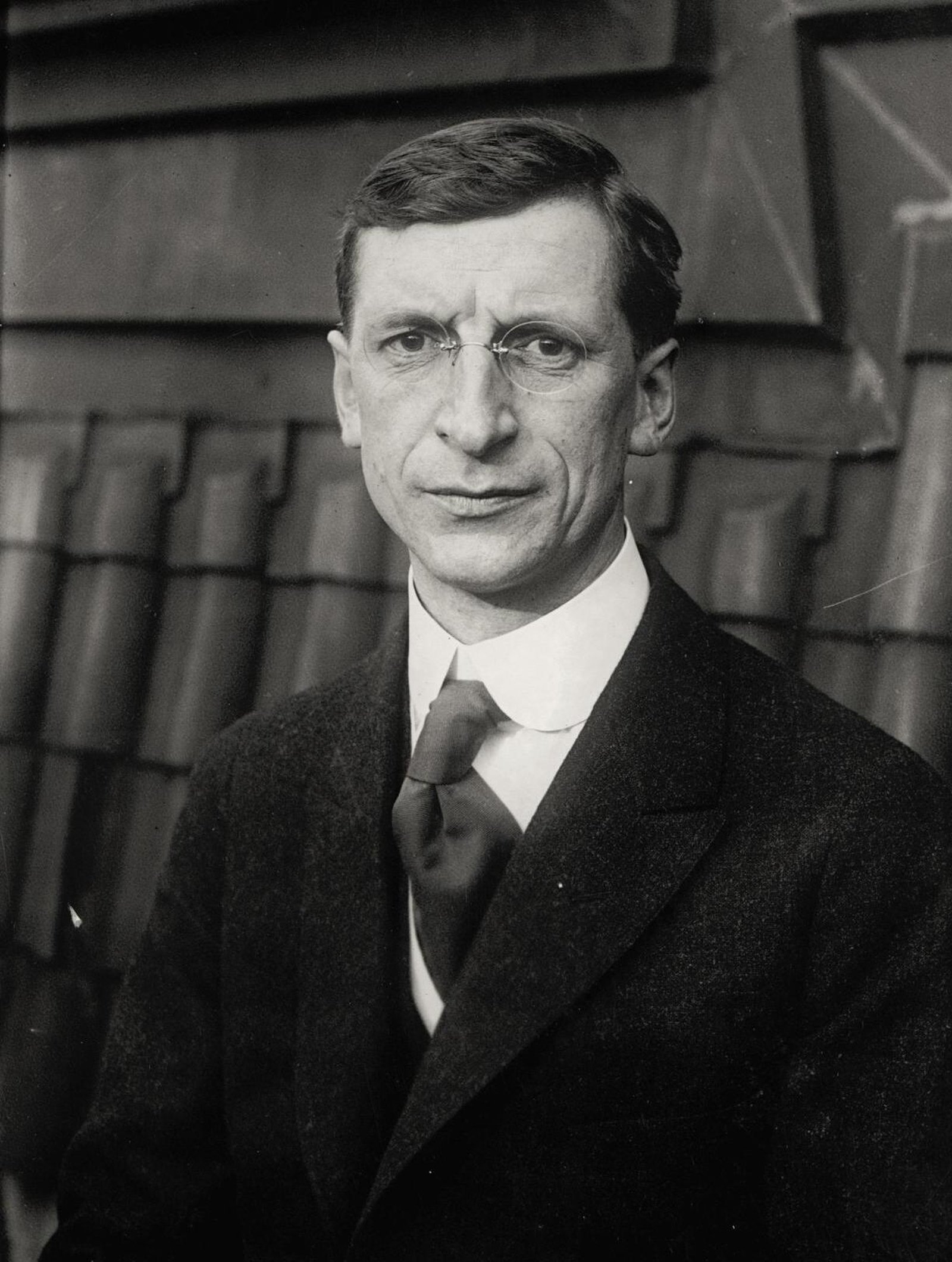 At the moment of greatest danger of collapse of his talks with Prime Minister Lloyd George, Sinn Féin President Eamon de Valera had to mediate in the festering disputes among his most senior officers. (Credit: Alamy Images)