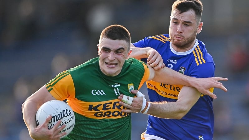 Kerry's Seán O'Shea tries to escape the attentions of Shane O'Connell.