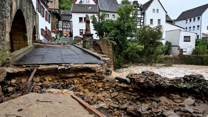 Cuid den damáiste a rinne an tuile i mbaile Bad Münstereifel