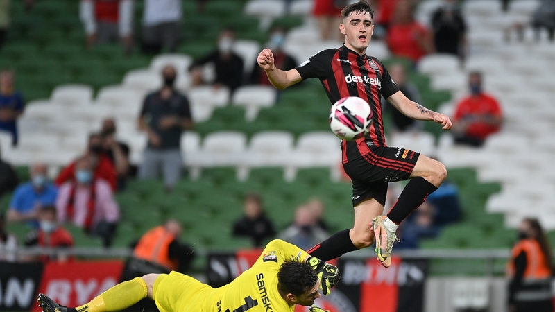 Dawson Devoy tries to evade the challenge of Haraldur Björnsson of Stjarnan