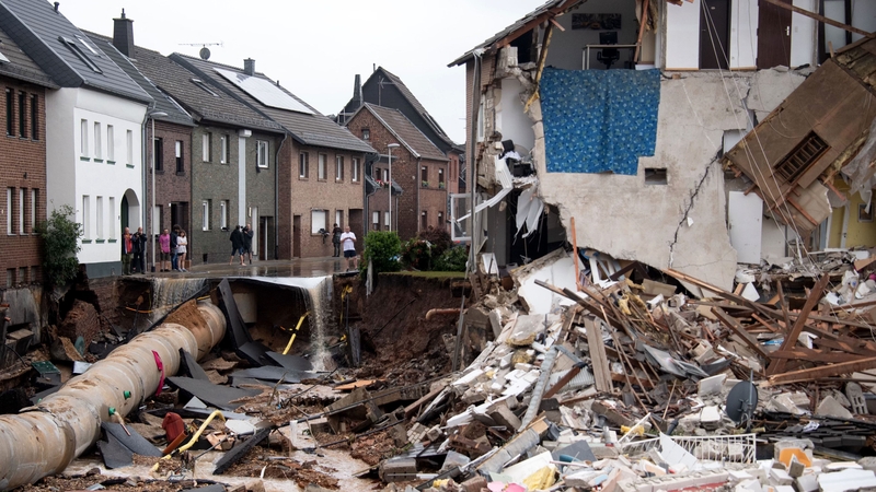Inniu, fógraíodh gur maraíodh breis daoine - ach ní fios go fóill cé mhéad - i sciorradh talún in Erftstadt-Blessem na Gearmáine.