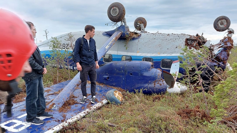 The aircraft was flying from the town of Kedrovy to the regional capital Tomsk when communication was lost