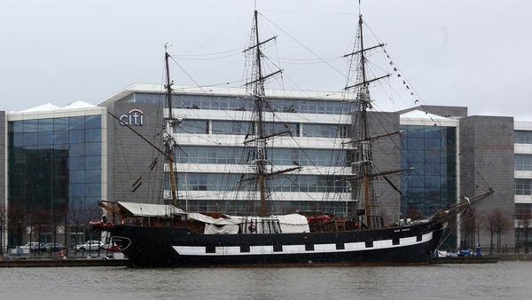 An Jeanie Johnston a rinne a céad aistear i 2003