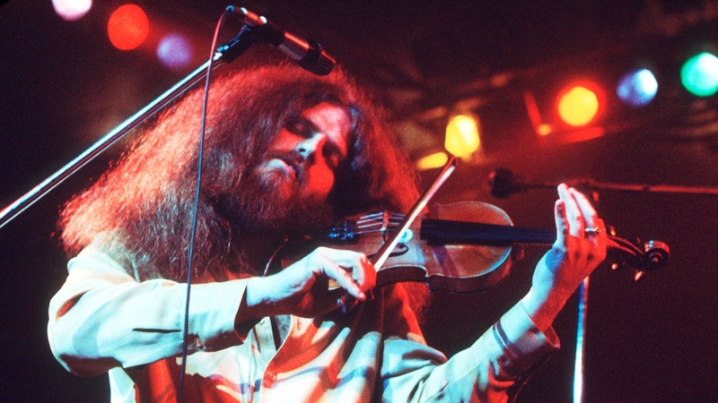 Robby Steinhardt (Seen here onstage with Kansas in New York in December 1977) - Passed away due to complications from pancreatitis