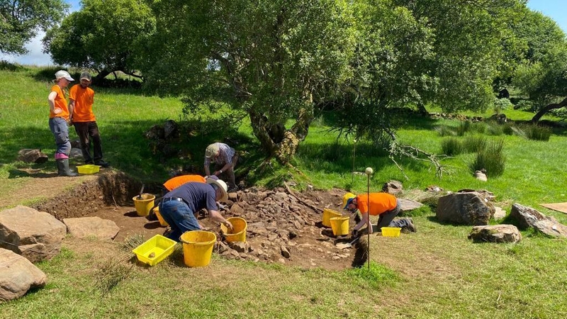Seandálaithe i mbun tochailte ag Díseart Cholm Cille