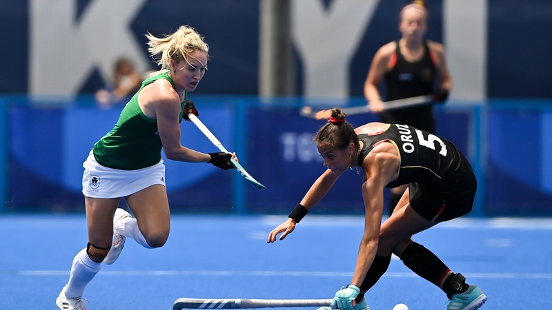 Nicci Daly of Ireland gets past Selin Oruz of Germany