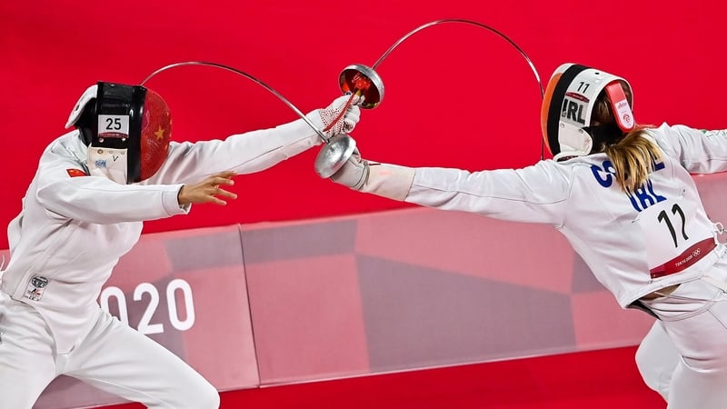 Natalya Coyle duels with Xiaonan Zhang of China