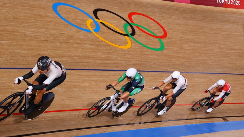 Mark Downey is sandwiched between Eiya Hashimoto of Japan and Germany's Roger Kluge at the Izu Velodrome