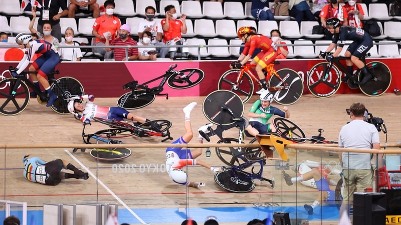 Lotte Kopecky, Clara Copponi, Laura Kenny, Emily Kay, Daria Pikulik and Elisa Balsamo were caught up in a bad crash