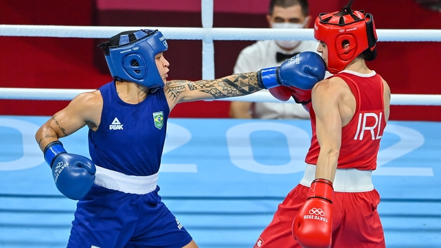 Beatriz Ferreira lands a blow