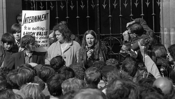 Bernadette Devlin ag labhairt ag agóid i nDoire sa mbliain 1971