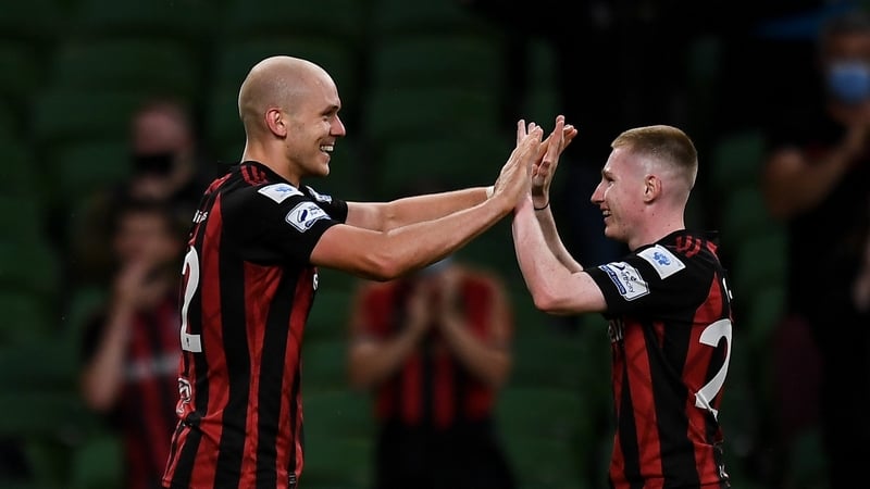 Tierney congratulates Kelly after his goal against Dudelange