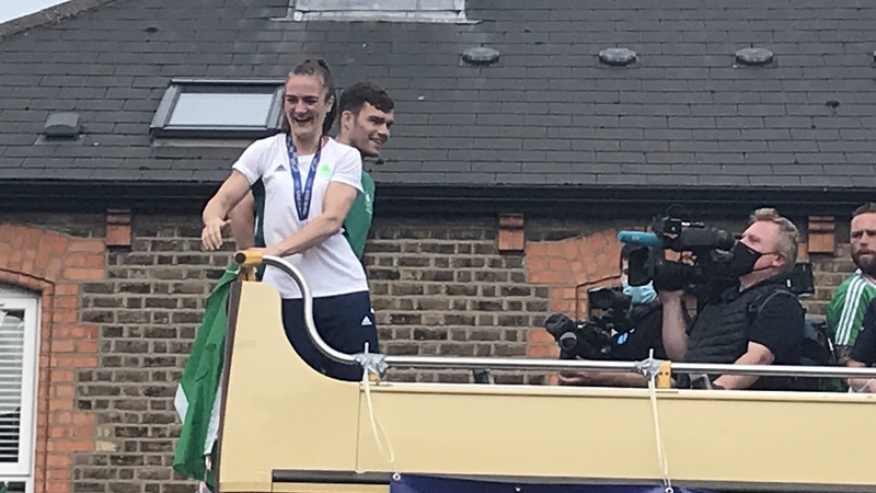 Kellie Harrington ina ceantar dúchais i mBaile Átha Cliath tráthnóna