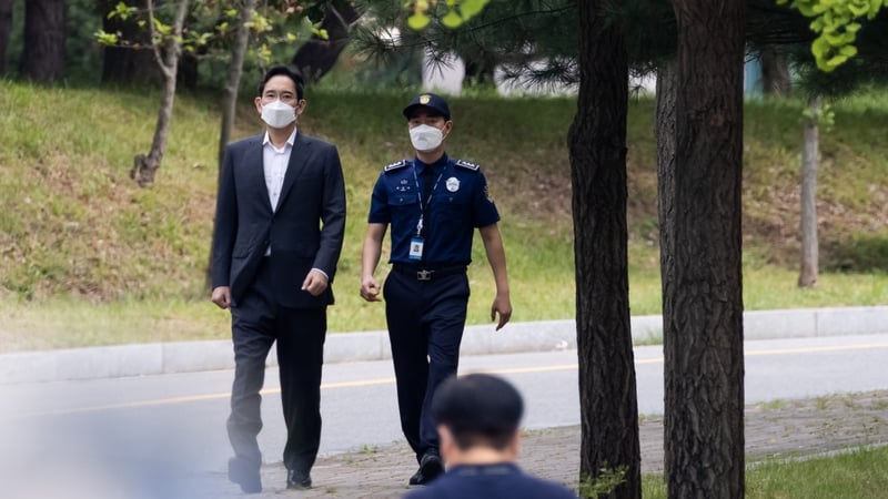 Mr Lee, 53, appeared outside the Seoul Detention Center, wearing a dark grey suit and looking much thinner than when he was last detained in January