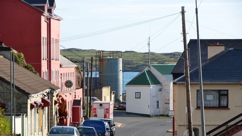 Tá obair ar bun faoi láthair leis an ionad pobail in Ailt an Chorráin a dhéanamh réidh le vacsaíní a dháileadh ann i gceann cúpla seachtain.