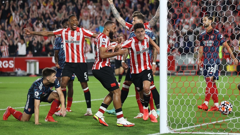 Christian Norgaard of Brentford celebrates with Bryan Mbeumo