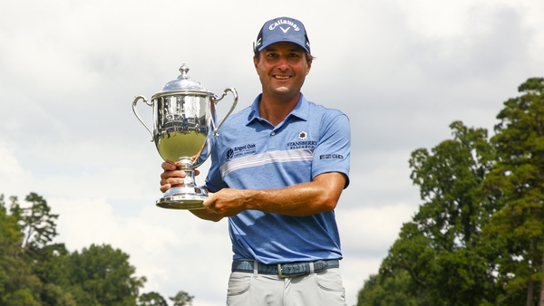 Kevin Kisner celebrates with the trophy