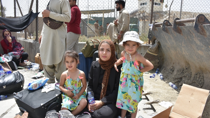 Bean agus a clann ag fanacht le dul isteach in Aerfort Chabúl (Pic: Getty)