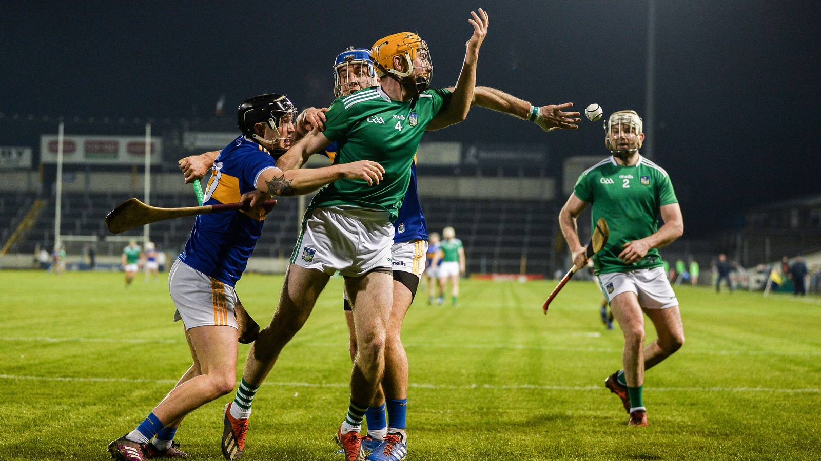 Richie English gets a handpass away during the 2020 league