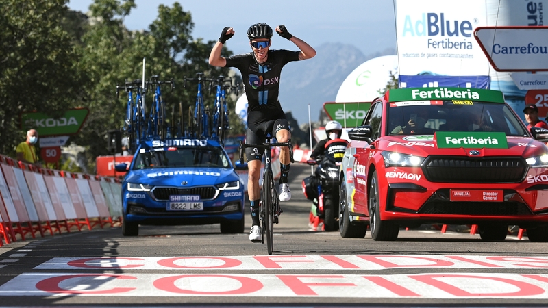 Romain Bardet celebrates on the line