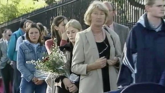 Paying tribute to the victims of 9/11 attacks at the US embassy in Dublin (2001)