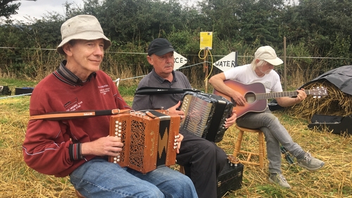 Enjoying the craic at the threshing event in Lios Póil