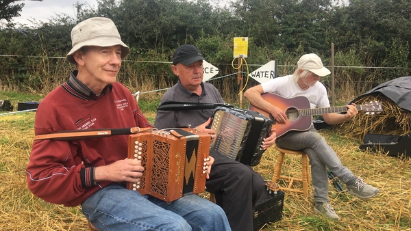 Enjoying the craic at the threshing event in Lios Póil