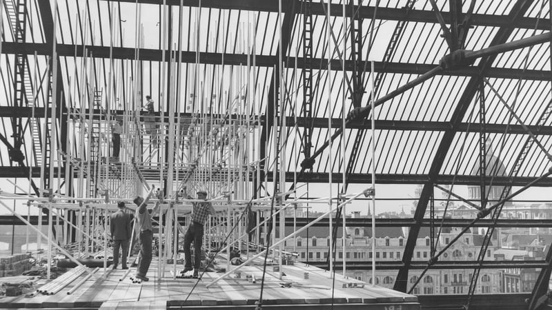 Wokers Cannon Street railway station in London in 1958. Photo: Harry Todd/Fox Photos/Getty Images
