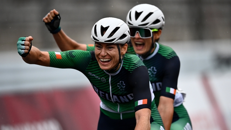 Eve McCrystal (píolóta) agus Katie-George Dunlevy (stócálaí)