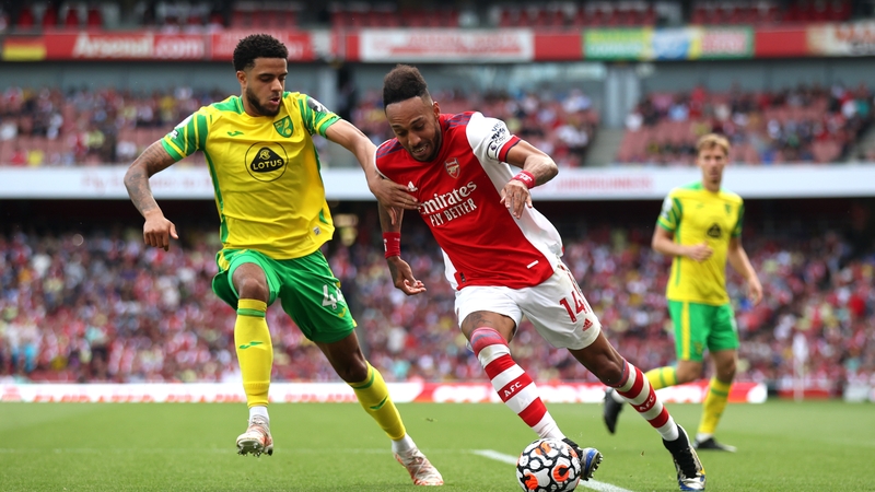 Andrew Omobamidele closes down Pierre-Emerick Aubameyang