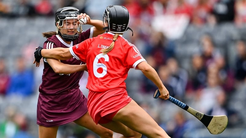 Aoife Donohue battles for possession with Laura Treacy