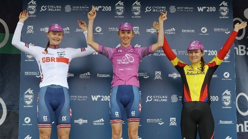Anna Shackley (centre)