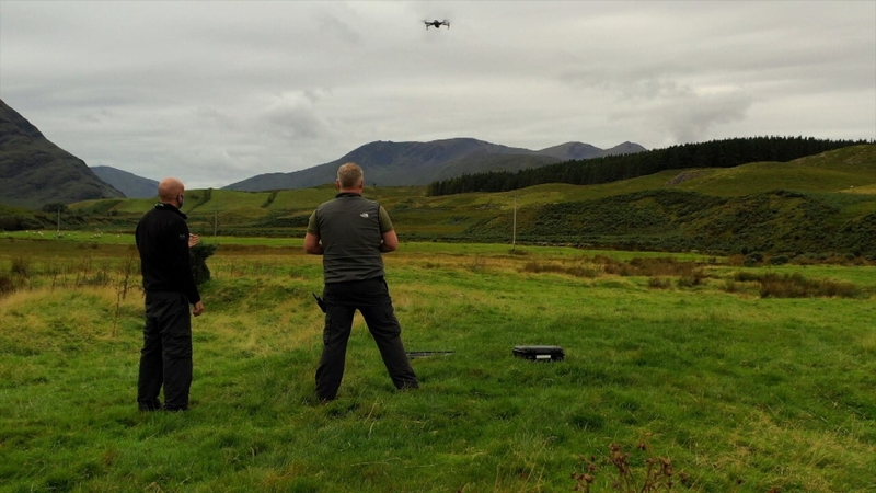 Drón á chur ag obair ag oifigigh iascaigh intíre