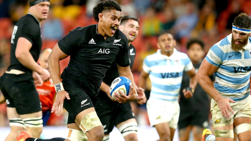 Tupou Vaa'i races clear to score his second try